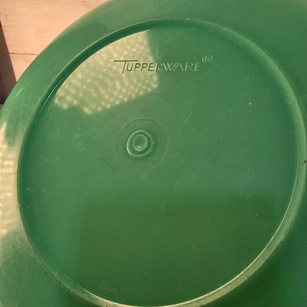 Tupperware Mint Green Mixing Bowl with Navy Blue Lid 274-8 2540A-2 Made in USA